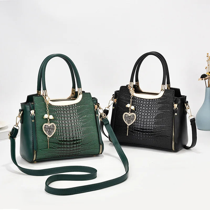 Women's Elegant Buckle Heart Chain Decor Handbag