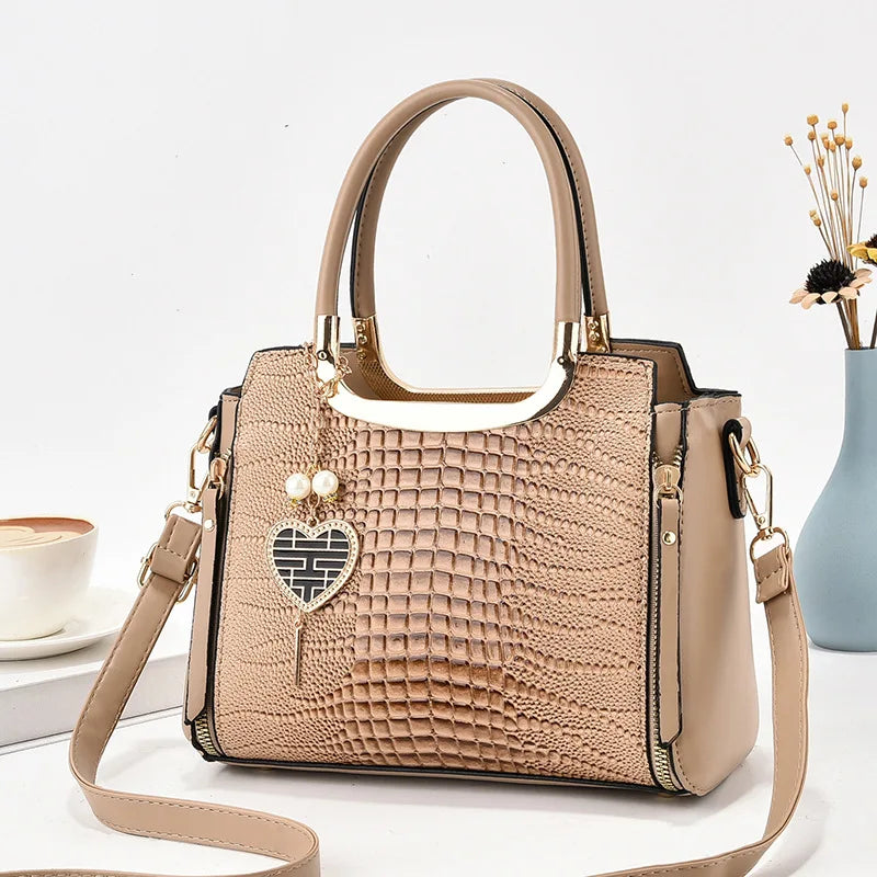 Women's Elegant Buckle Heart Chain Decor Handbag