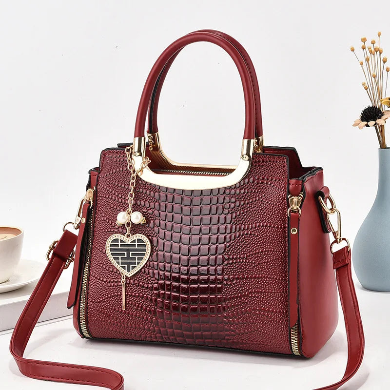 Women's Elegant Buckle Heart Chain Decor Handbag