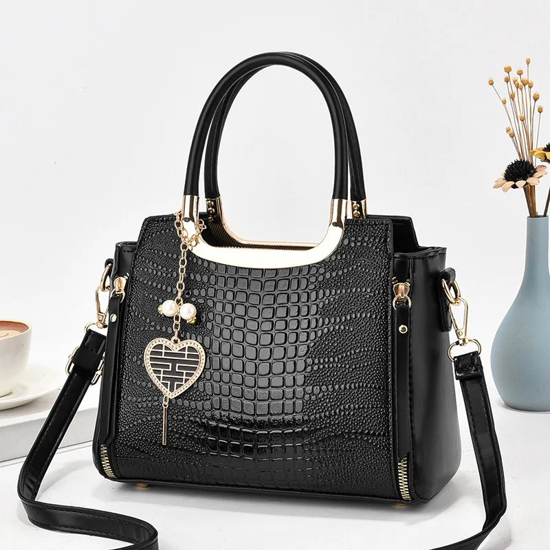 Women's Elegant Buckle Heart Chain Decor Handbag